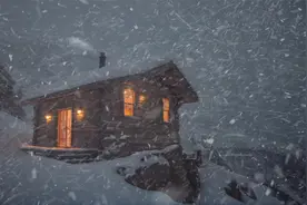 暴风雪夜晚，住在深山的温暖小屋里吧，巨大的风雪让人安心睡眠视频封面