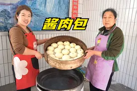 老妈用炒好的酱肉馅儿包包子，看着都流口水
