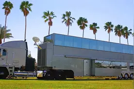 双层豪华房车，可容纳20多人出行，猜猜这辆车值多少钱