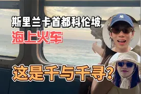 在斯里兰卡的首都科伦坡，乘坐上世纪的海边火车视频封面