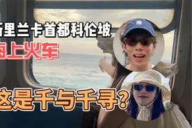 在斯里兰卡的首都科伦坡，乘坐上世纪的海边火车视频封面