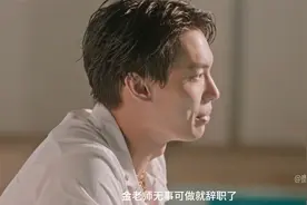 由于压力过大，女孩决定割腕自杀，可就在这时，她的电脑响了视频封面