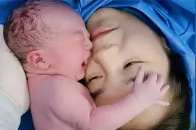 刚出生的新生儿，第一次见妈妈居然是这反应，太暖心了视频封面