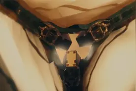 内置芯片的电动拉链，可以和手机互联，一键操作拉链的闭合