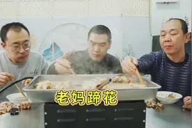 10个猪蹄，清汤炖煮，配上秘制料汁，阿远这道“老妈蹄花”得劲