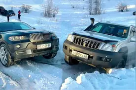 同为全时四驱，遇到一个雪坡，才知道宝马X5和普拉多差别有多大？视频封面