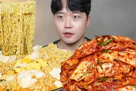 加5个鸡蛋的泡面，辣白菜泡菜，这顿吃爽了