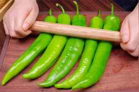 青椒用擀面杖压一压，出锅居然这么香，又学会一道下饭菜，真美味