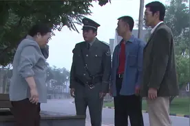 警察上门调查，小狗跑来蹭警察，怎料房间里竟有尸体.视频封面