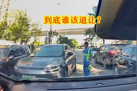 窄路相逢，无法会车，女司机到底该不该退让？我们理性分析一下视频封面