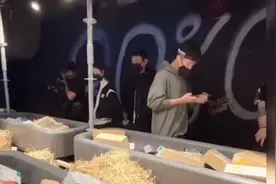 王思聪和新女友牵手逛街购物，女友小腹隆起，疑似怀孕，网友小王