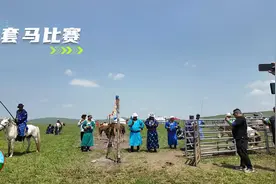 这里个个都是骑马高手，在草原上策马奔腾，红衣女子惊呆众人！视频封面