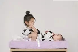 超级搞笑瞬间：看外国小朋友第一次帮弟弟妹妹换尿布视频封面