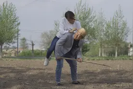 小伙娶了个漂亮老婆，放在家里不放心，干活也要背着，太逗了视频封面