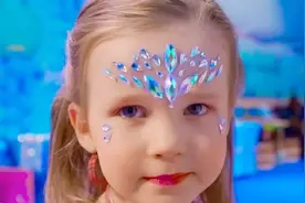 小女孩扮成人鱼公主，参观神奇的海底世界，这一身装扮真漂亮视频封面