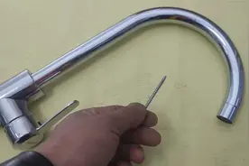 才知道，原来用一个自攻钉就能把水龙头的管嘴拆下来，大开眼界了