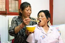 姐姐意外瘫痪，从此卧床不起，妹妹做法真暖心