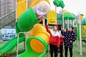 短剧：小伙伴们一起玩滑滑梯，没想欢欢却被卡在滑梯里，太好玩了视频封面