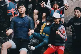 陈思诚佟丽娅带儿子出游，一家三口同框温馨，朵朵像爸越长越壮实