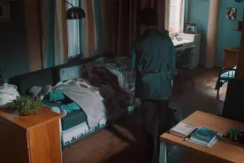 母亲得知儿子受欺负辞职，急忙安慰儿子，可怜父母心视频封面