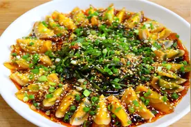 皮蛋不要直接就吃了，你就按照这个方法来做，每一口都是鲜香过瘾