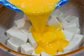 没想到豆腐里面淋入鸡蛋液这么好吃，教你一个新做法，营养又美味