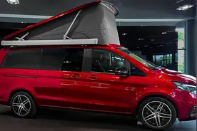 奔驰全新“露营版”MPV来了！配2.0T+9AT+四驱，后排犹如双人床视频封面