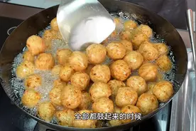 炸肉丸子不要直接加面粉，大厨教你正确做法，外酥里嫩好吃无腥味视频封面