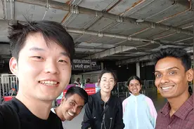 送苏玛雅回孟加拉国，卡卡的弟弟在机场接机，坦言自己也想去中国