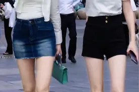 街拍  紧身牛仔裤  路人视角  🔥辣身材  炸街女孩视频封面