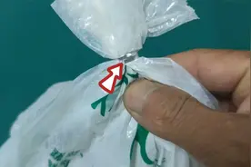原来超市袋子上的铝环是这样打开的，不用任何工具，1秒快速打开视频封面
