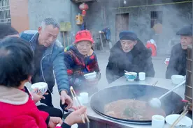 爸妈种完土豆回家，临时组织一场家族小聚会，长辈都差不多到齐了视频封面
