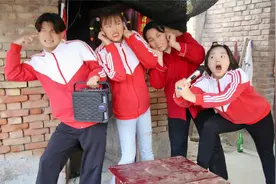 短剧：妈妈在家举办家庭版KTV，欢欢的嘶吼唱风真是太特别了！视频封面