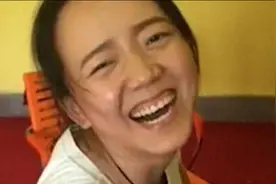 钢琴旁笑了9年的表情包：主人公终于露面，首播直播间涌入12万人