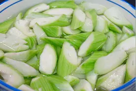 炒丝瓜不要焯水和直接下锅炒，难怪发黑又出水，教你一招颜色翠绿