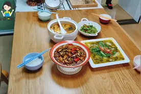 今天的午餐,三菜一汤,口蘑炒鸡腿肉,湖北的特色菜全家福,无比美味视频封面