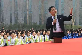 中国无腿勇士陈州应邀赴茌平三中讲述励志故事  激励学子冲刺高考视频封面