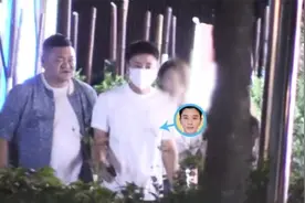 贾乃亮新恋情疑曝光！深夜带美女聚餐回住处，女方身材不输李小璐视频封面