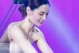 全球第一美女到底有多漂亮？穿上“液体人鱼裙”，简直美到窒息！