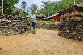 独居深山的女人教你如何用石块砌筑一个简单又漂亮的锦鲤池视频封面