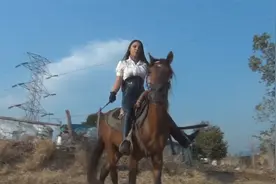 性感黑色紧身皮裤女神郊区骑大马，实时录制视频封面