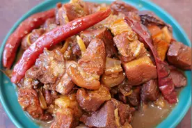 猪肉便宜了，大厨教你地道农家炖肉，软烂鲜香肥而不腻比红烧肉香视频封面