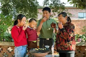 朋友送来一盒臭豆腐，闻着臭吃着香，比吃肉还过瘾视频封面