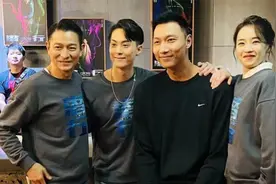 易建联追星刘德华秒害羞，两人现场拥抱互动，同框体型差距大视频封面