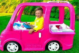 外国小男孩马克开车去露营，旅途中遇到各种有趣的事情视频封面