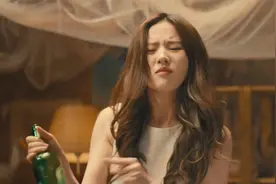 刘亦菲狂野一面是真飒，化身小狐狸猛追男，爱了