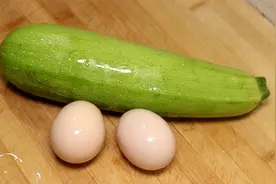 西葫芦炒鸡蛋怎么做好吃，分享一招，又香又脆又嫩，真的太下饭了