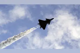 歼20扎堆出现，8天产一架打破世界记录，成飞脉动生产线有多先进视频封面