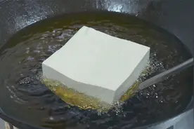 把一整块豆腐放入油锅中，出锅瞬间变美食，比红烧肉还过瘾，真香