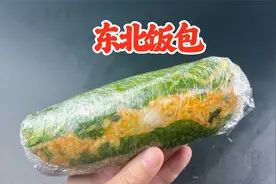 江西小伙第一次试吃东北大饭包，一个就有一斤重！味道咋样